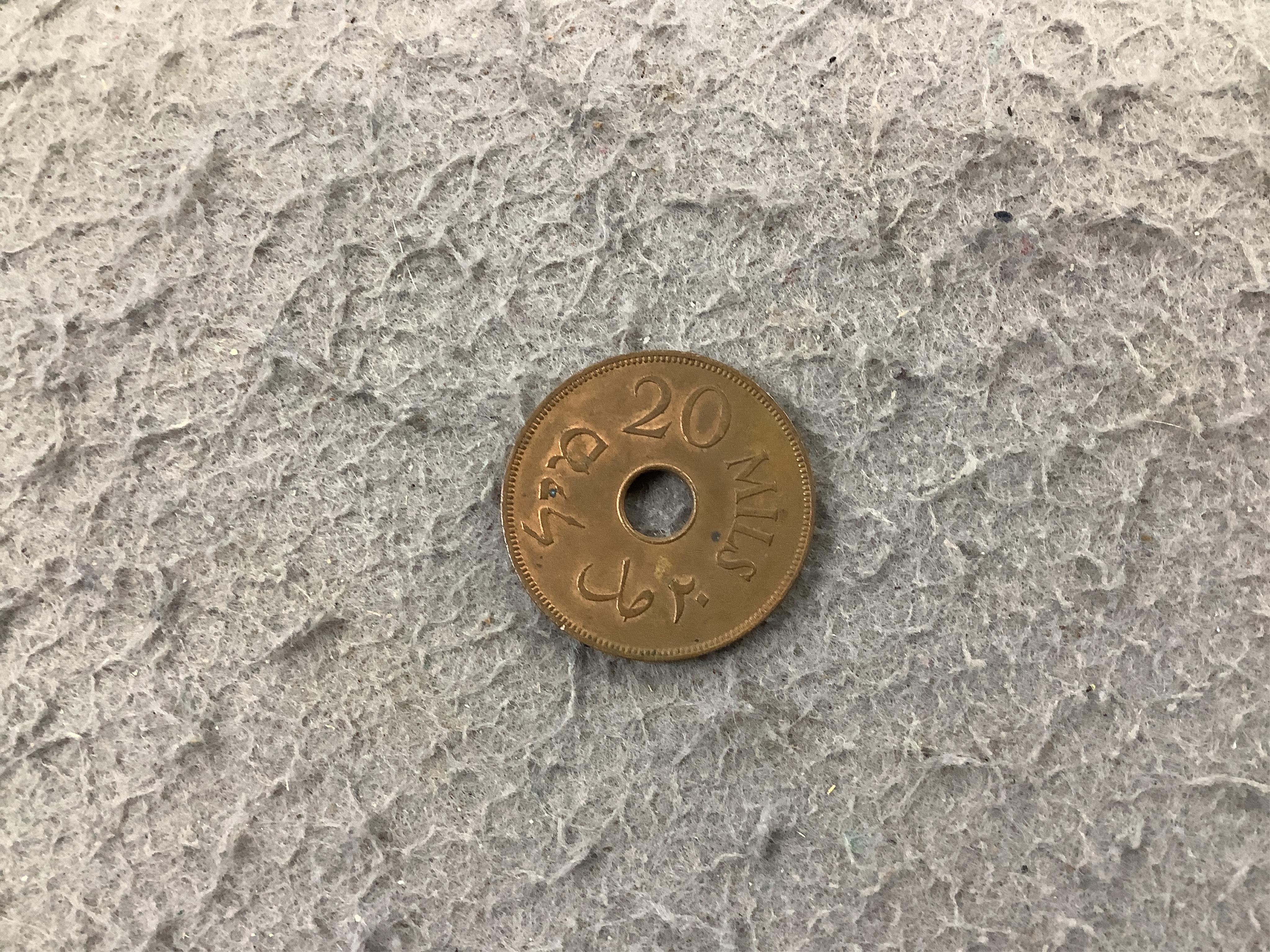 World coins, 20th century to include Tunisia, Palestine, Qatar, France, Italy, USA, housed in cases and a sleeve
